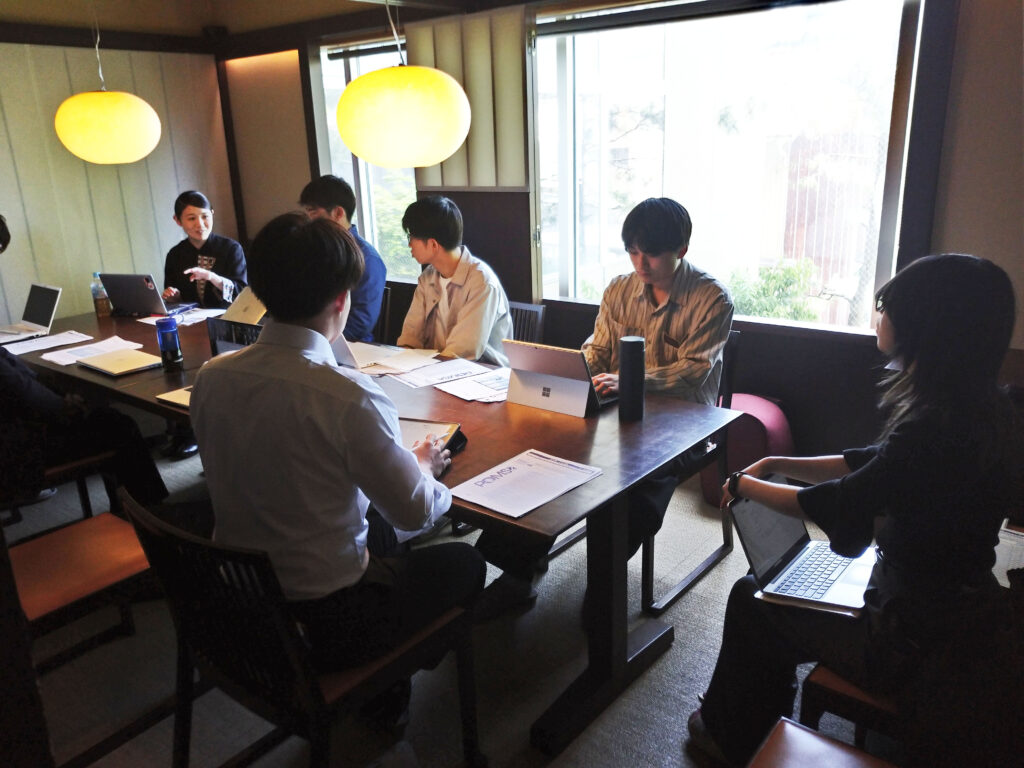 界 加賀の森下総支配人と懇談する様子